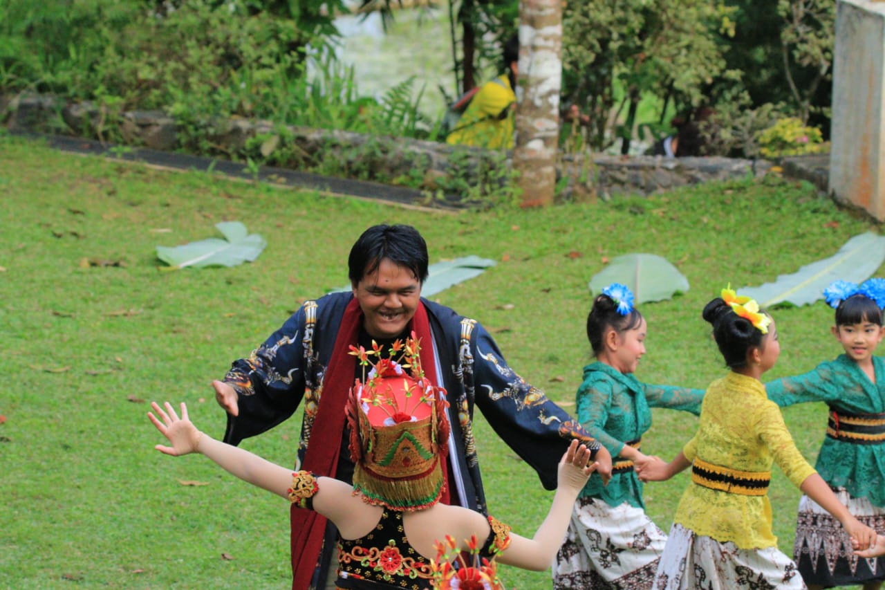 gandrung menari bersama penonton