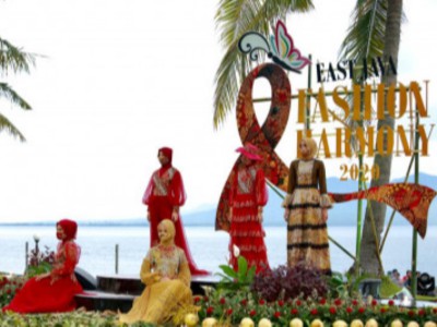 East Java Fashion Harmony, Menikmati Batik Berlatarkan Selat Bali