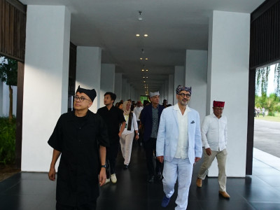 Berkunjung di Bandara Banyuwangi, Direktur Aga Khan Award Terkesan