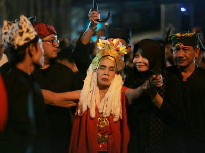 Seblang Bakungan Tampil Meriah Dengan Penari Barunya