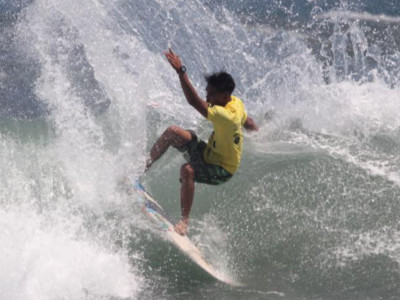 Ratusan Peserta Red Island Gandrung Surf Competition Siap Menari Bersama Ombak Pantai Pulau Merah 