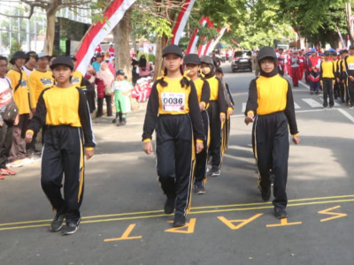 Ratusan Siswa SD Banyuwangi Rayakan HUT RI dengan Meriahkan Gerak Jalan Pelajar  