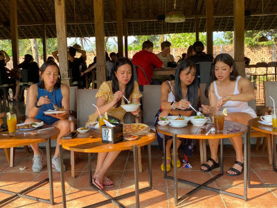 Usai Ramaikan Tour of Kemala, Artis Nirina Zubir Kulineran di Banyuwangi