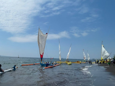 Peserta Lomba Perahu Layar Sukses Taklukan Ombak Selat Bali 