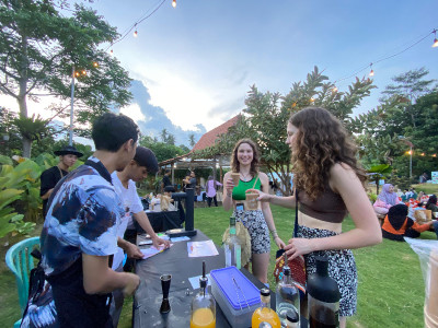 Bukan Main! Kembang Bakung Festival Digeruduk Wisatawan Mancanegara Belanja Produk Lokal