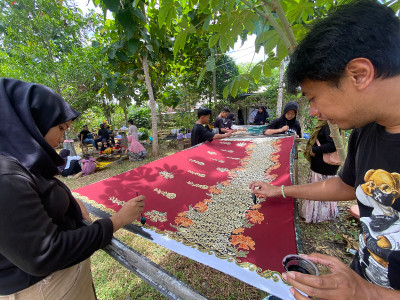 Edukasi Batik Semarakkan Kembang Bakung Festival, Generasi Muda Antusias Belajar Batik