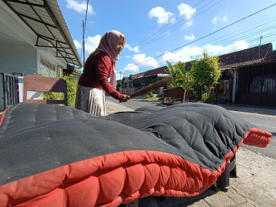 Menjelang Idul Adha, Desa Kemiren Memiliki Tradisi Unik Mepe Kasur