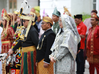 Busana Adat Nusantara Warnai Upacara Kemerdekaan RI ke-79 di Banyuwangi