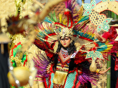 Sangat Mewah! Kostum Gintangan Bamboo Festival Makin Kreatif