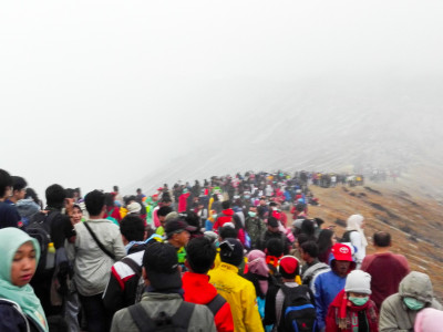 Kawah Ijen Kembali Dibuka, Antusias Pengunjung Membludak, Simak SOP Barunya!