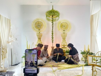 Lestarikan Budaya Lokal, Disbudpar Banyuwangi Gelar Workshop Pembuatan Dekorasi Mayang Sari