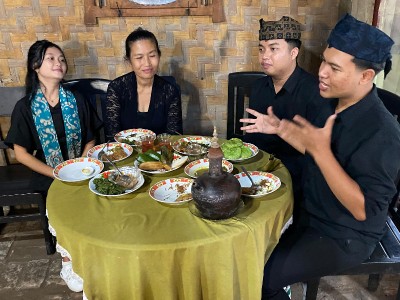 Ajak Warga Lestarikan Kuliner Tradisional, Disbudpar Banyuwangi Praktik Pembuatan "Jangan Banci"