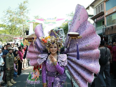 Parade BEC "Ngelukat" Hipnotis Ribuan Penonton Jogja Fashion Carnival 2025