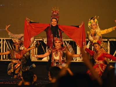 Hari Jadi Banyuwangi ke-254, Tantri Kotak Perform dengan Kostum Penari Gandrung