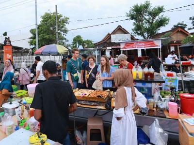 Wisatawan Manca Ikut War Takjil di "Ngerandu Buko" Pantai Boom Marina Banyuwangi