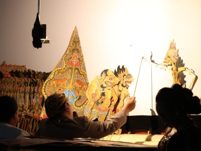 Meriah! Ribuan Warga Padati Taman Blambangan Tonton Wayang Kulit HUT Bhayangkara ke-80