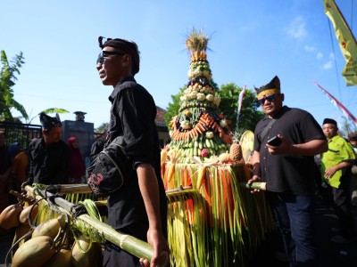 Suroan Unik di Banyuwangi, Warga Kirab 1.000 Tumpeng Hasil Bumi Keliling Desa Sraten