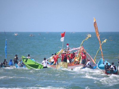 Meriah! Intip Prosesi Petik Laut Pantai Lampon Banyuwangi yang Berusia Hampir Seabad