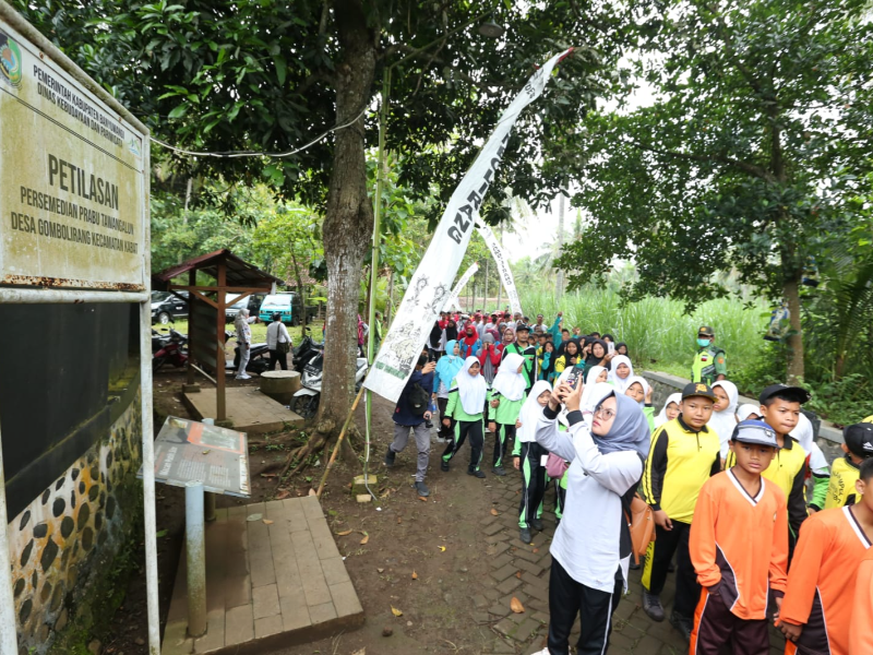 Peringati Harjaba, Warga Kabat Napak Tilas Petilasan Prabu Tawangalun
