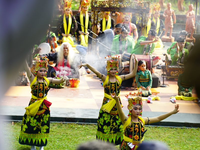 Pertunjukan Sendratari Meras Gandrung Pukau Wisatawan Luar Daerah