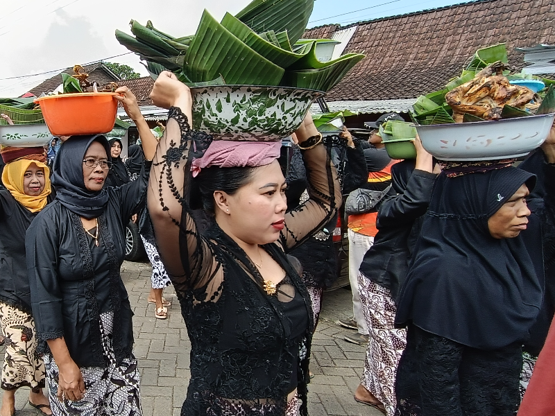 Warga Rejopuro Bagi-Bagikan Pecel Pitik di Ritual Adat Ithuk-Ithukan