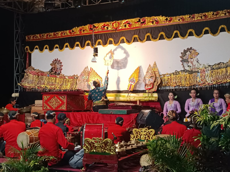 Warnai Festival Budaya Blambangan, Pagelaran Wayang Kulit Dipadati Penonton