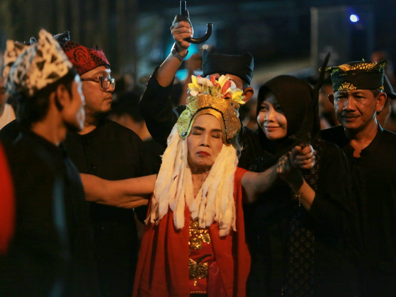 Seblang Bakungan Tampil Meriah Dengan Penari Barunya