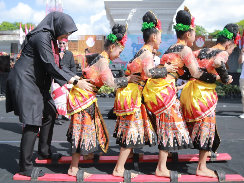 Mbludak! Festival Permainan Anak Tradisional Diikuti Ratusan Pelajar