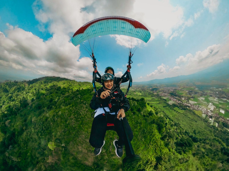 Bupati Ipuk Ikut Terbang Langsung: Seru, Ayo Paralayang di Banyuwangi
