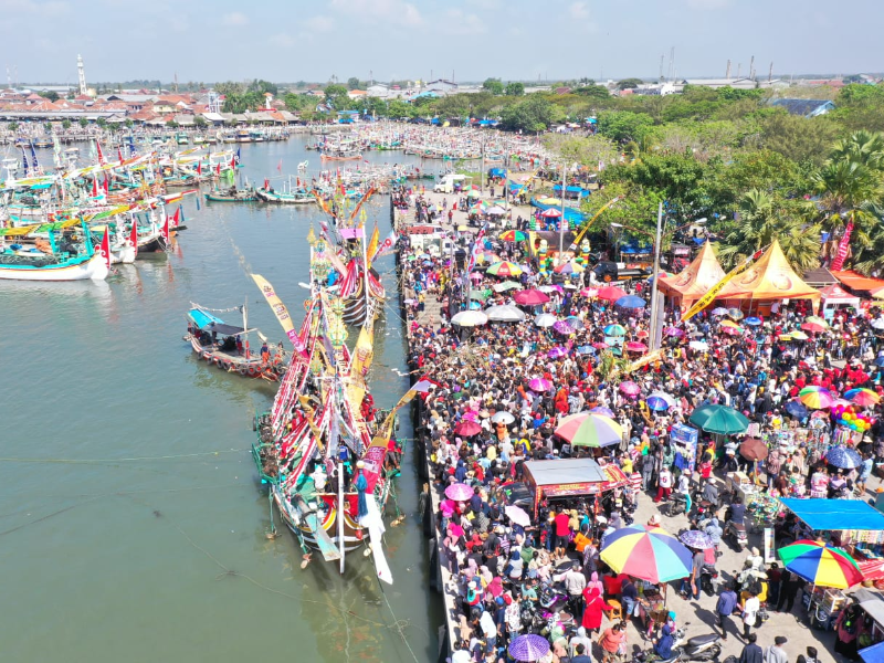 Puluhan Perahu Nelayan Ramaikan Tradisi Petik Laut Muncar