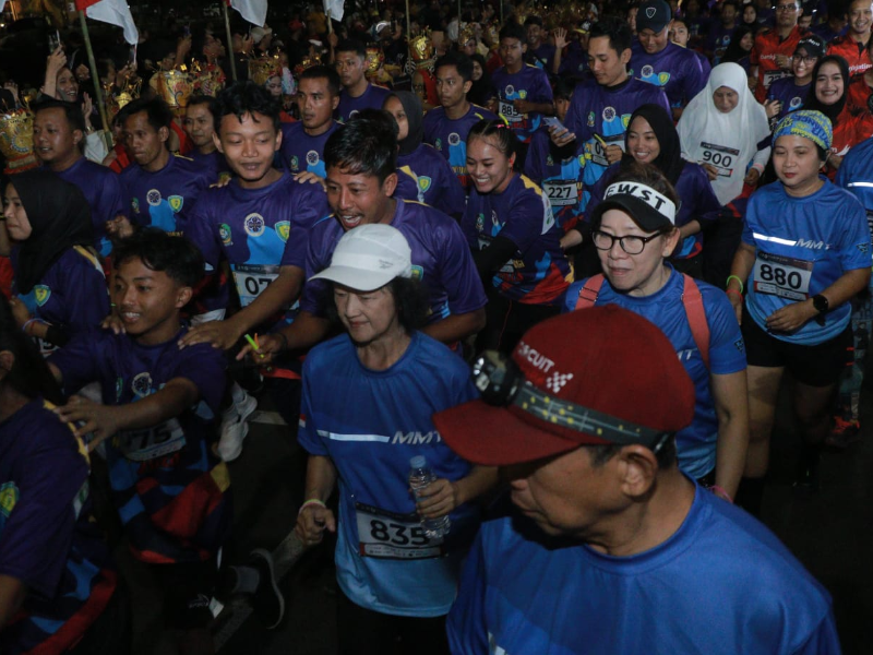 Ribuan Peserta PHRI Banyuwangi Night Run 2023 Terpukau Rute 10 Kilometer
