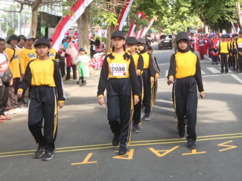 Ratusan Siswa SD Banyuwangi Rayakan HUT RI dengan Meriahkan Gerak Jalan Pelajar  
