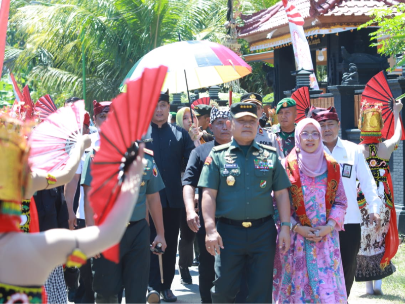 Kunjungi Kampung Pancasila, KSAD Disambut Kebudayaan Masyarakat Banyuwangi
