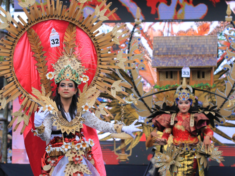 Uniknya Parade Kostum Berbahan Bambu di Gintangan Bamboo Festival 