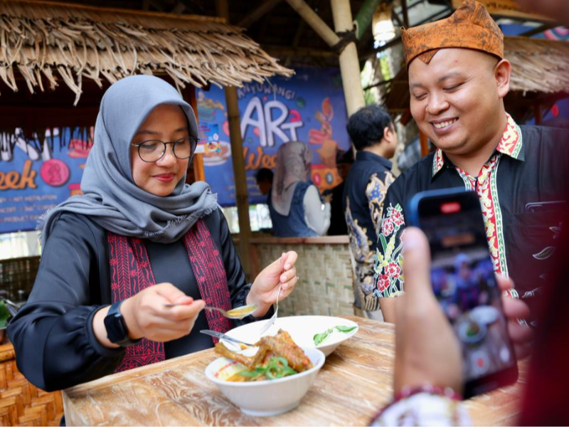 Wah... Ada Ayam Pedas Legendaris di Banyuwangi Art Week 2023. Yuk Cobain!