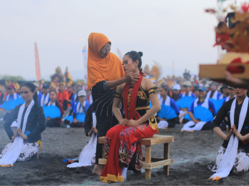 Sakral! Sang Maestro Sukses Meras Gandrung Sewu Banyuwangi 2023