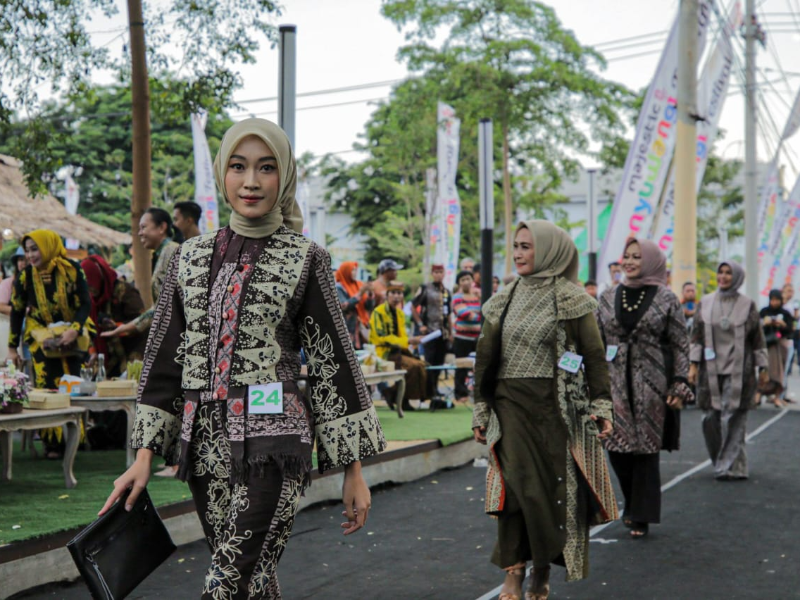 Keren! Pedestrian di Banyuwangi Creative Hub Disulap Menjadi Runway Fashion
