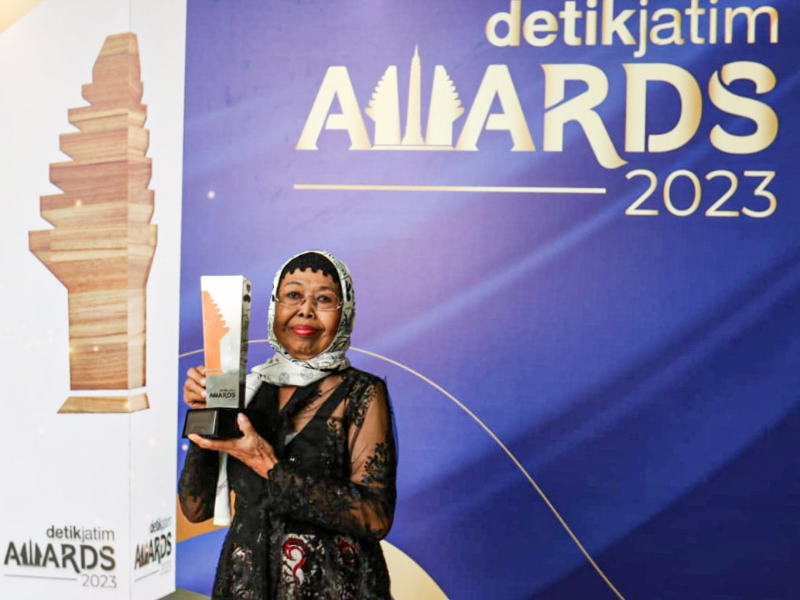 Maestro Gandrung Mak Temu Sabet Penghargaan detikJatim Awards 2023