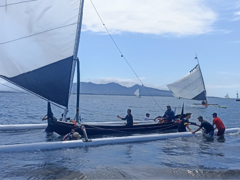 Bukan Main! Puluhan Nelayan Banyuwangi Adu Kebolehan di Lomba Balap Perahu Layar