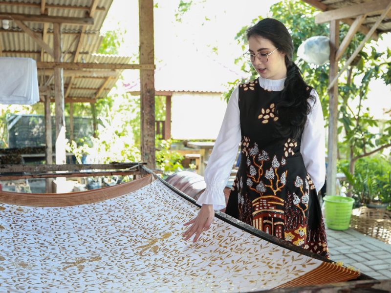 Ke Banyuwangi Arumi Bachsin Borong Batik dan Kerajinan Lokal