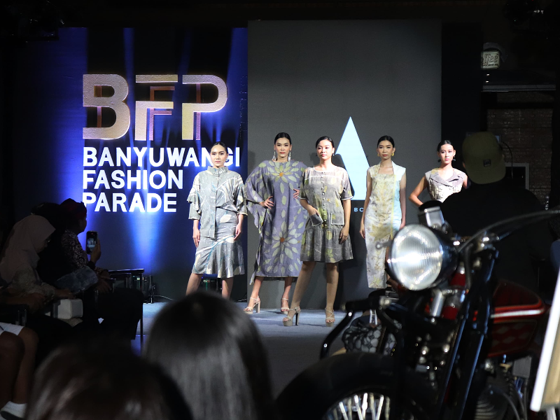 Busana Ecoprint hingga Trend Fashion Muslim Tampil Cantik di Banyuwangi Fashion Parade 2024