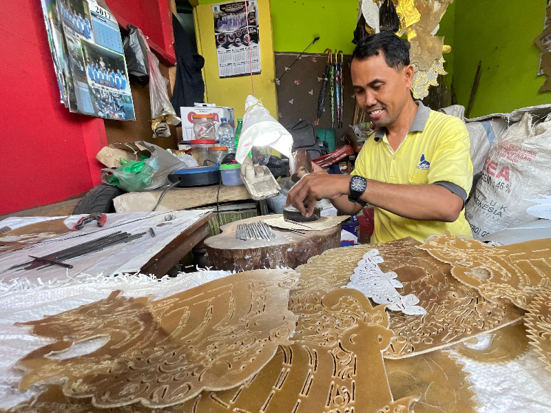 Jelang Gandrung Sewu, Pengrajin Omprog Banjir Pesanan 