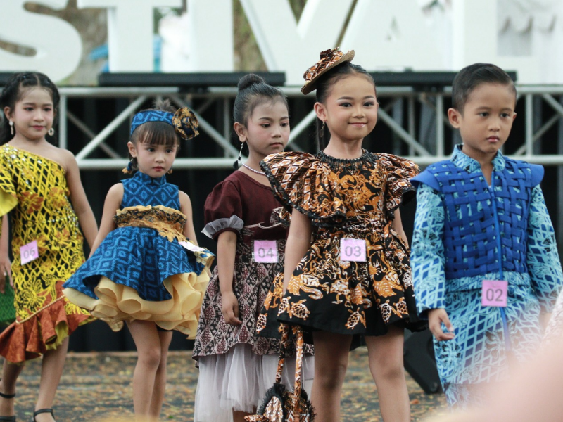Kemeriahan Epic Forest Fashion Show di Banyuwangi Batik Festival 2024