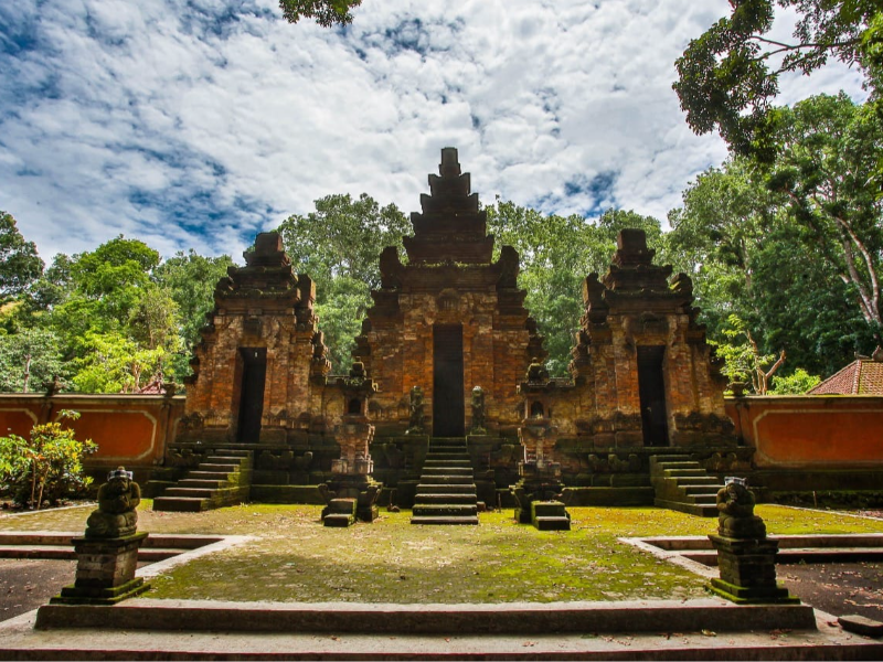 Dikelola Kemenhut, Bagi Umat Hindu yang Beribadah di Pura Luhur Giri Salaka TN. Alas Purwo Sekarang Kenakan Tarif Nol Rupiah!