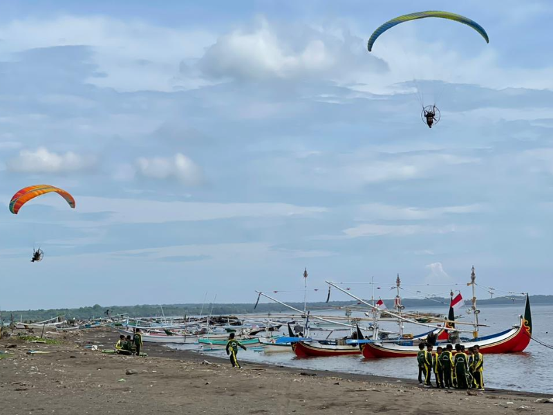 Langit Pantai Bimorejo Meriah dengan Atraksi Udara, Tawarkan Sensasi Wisata Baru