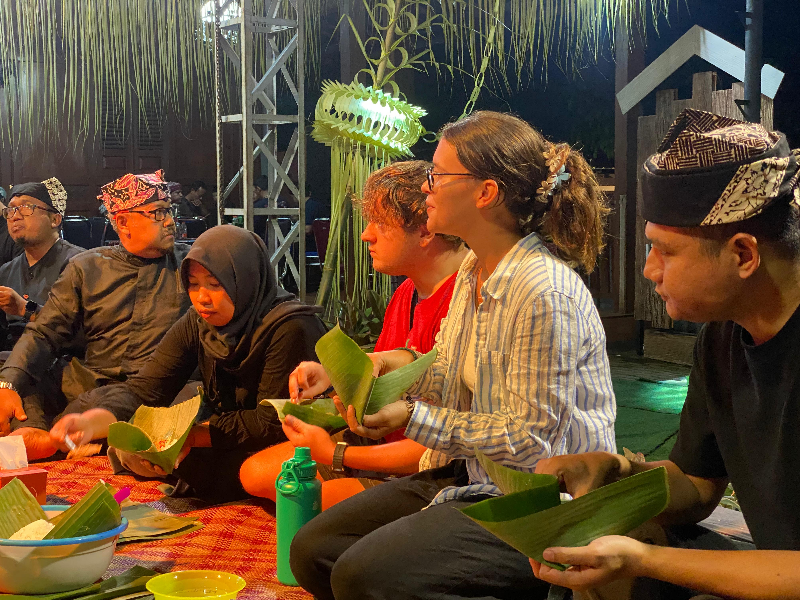 Wisatawan Belanda Terkesima oleh Kehangatan Tradisi Tumpeng Sewu di Banyuwangi