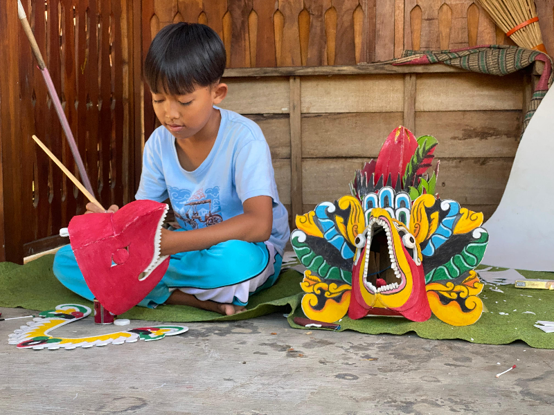 Bocah SD di Banyuwangi, Raup Rupiah dari Hobi Membuat Perlengkapan Kostum Kesenian Jaranan dan Barong