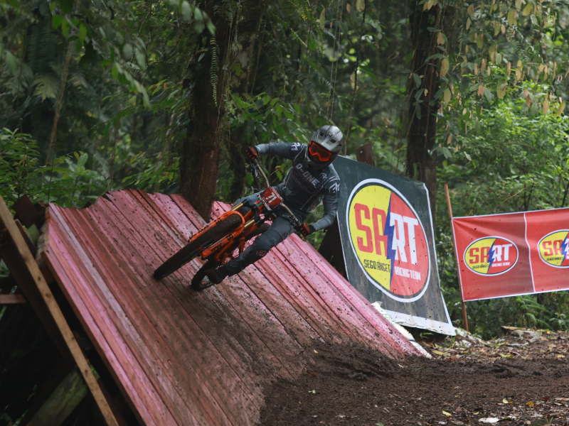 Jadi Agenda Resmi UCI, Ratusan Pembalap dari 7 Negara Adu Nyali di Trek Ekstrem Banyuwangi Ijen Geopark Downhill