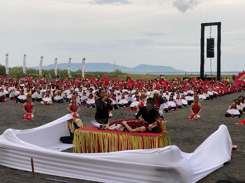 Penuh Haru, Penari Gandrung 'Diwisuda' Sebelum Guncang Panggung Gandrung Sewu 2025