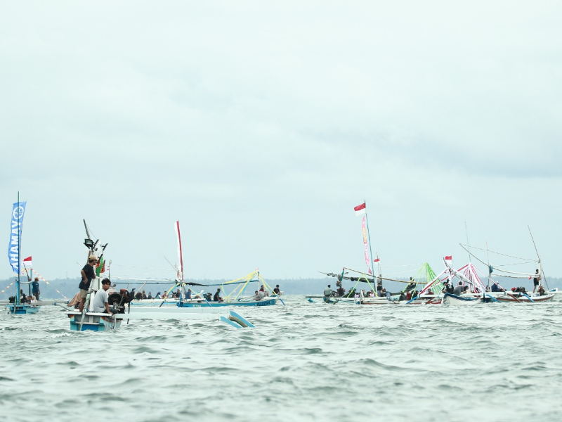 Meriah! Kapal Nelayan Iringi Ritual Petik Laut Mandar di Banyuwangi